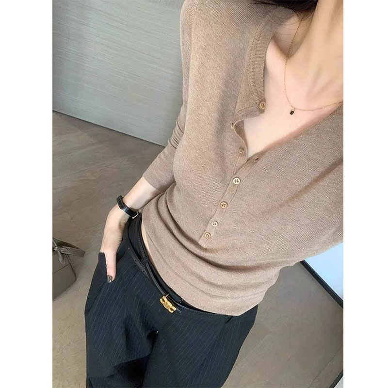 Women'S Fashion Tops - เสื้อแขนยาวผู้หญิง คอวี ดีไซน์กระดุม ทรงเข้ารูป สีพื้น เรียบง่าย